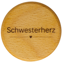 Mementovia-Box mit einem kleinen Herz-Motiv und dem Schriftzug "Schwesterherz" als alternative Deckelgravur.