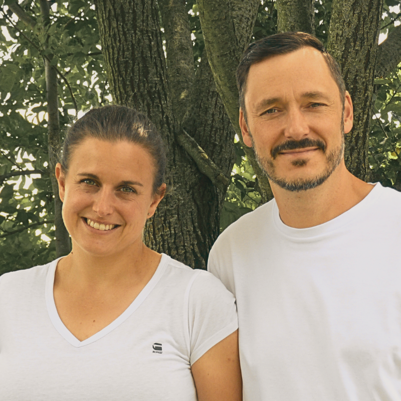 Portrait von Michael und Lia Bertrang - vor Baum im Grünen.